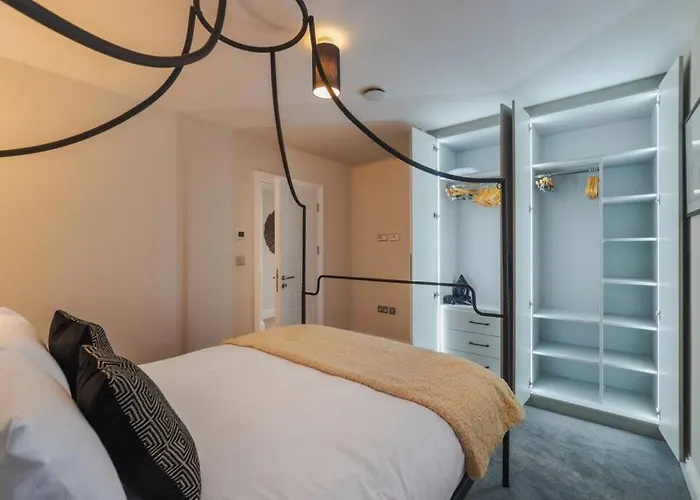 Stylish Windsor Getaway W/ Balcony - Free Parking