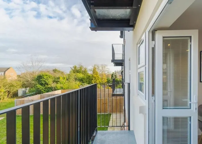 Stylish Windsor Getaway W/ Balcony - Free Parking